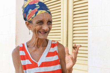 Tirinidad, Küba - 13 Ağustos 2023: Küba 'da Trinidad' da puro içen yaşlı kadın
