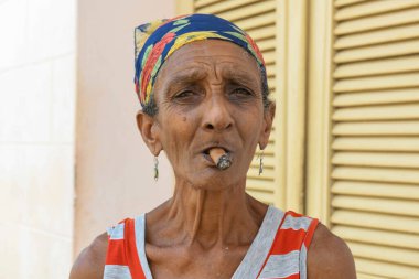 Tirinidad, Küba - 13 Ağustos 2023: Küba 'da Trinidad' da puro içen yaşlı kadın