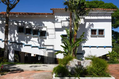 Küba 'daki Las Terrazas komünist köyüne bakın.