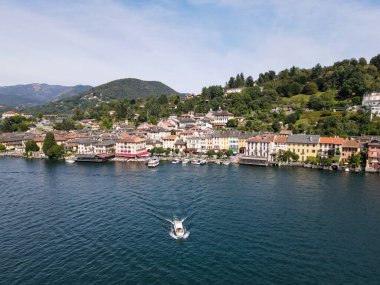 İtalya 'daki Orta köyünün insansız hava aracı görüntüsü