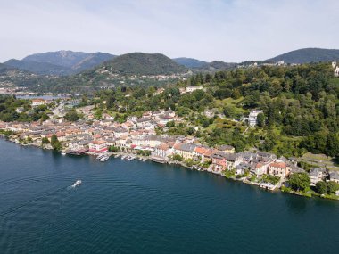 İtalya 'daki Orta köyünün insansız hava aracı görüntüsü