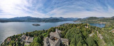 İtalya 'daki Orta ve San Giulio adalarında insansız hava aracı manzarası