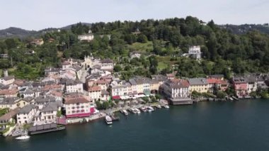 İtalya 'daki Orta ve San Giulio adalarında insansız hava aracı manzarası