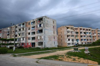 Küba 'da Trinidad yakınlarındaki Casilda' nın eski popüler binalarına bakın.