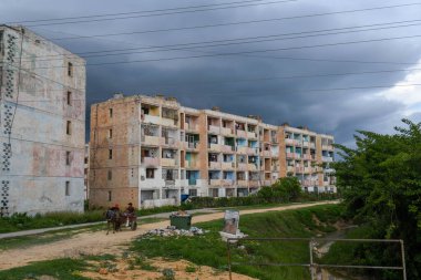 Küba 'da Trinidad yakınlarındaki Casilda' nın eski popüler binalarına bakın.