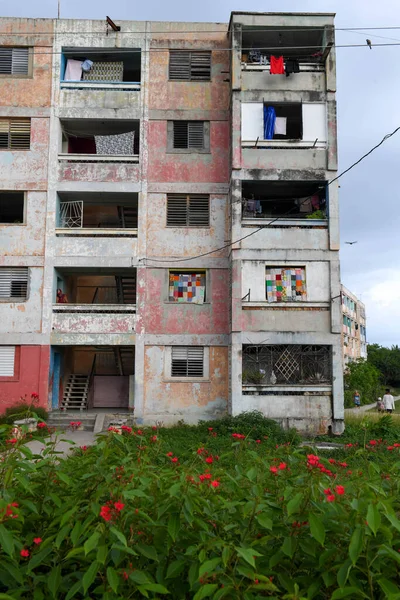 Küba 'da Trinidad yakınlarındaki Casilda' nın eski popüler binalarına bakın.