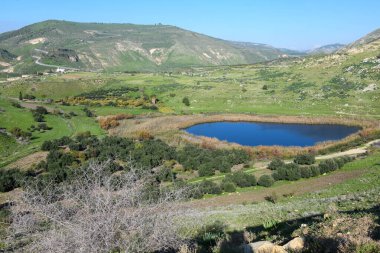 Golan tepelerine ve İsrail, Siria ve Ürdün arasındaki sınıra bak