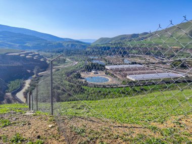 Golan tepelerine ve İsrail, Siria ve Ürdün arasındaki sınıra bak