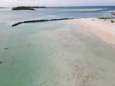 Maldivler 'deki Ari adasındaki Villa Park tatil beldesinin insansız hava aracı görüntüsü