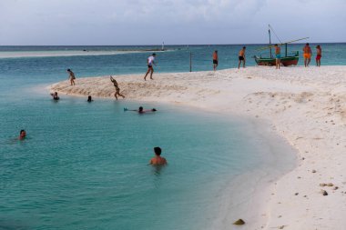 Villa Park, Maldivler - 27 Aralık 2023: Maldivler 'deki Ari adasındaki Villa Park tatil beldesindeki insanlar