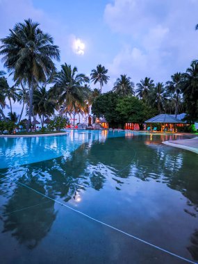 Maldivler 'deki Ari adasındaki Villa Park tatil köyünün yüzme havuzuna bakın.