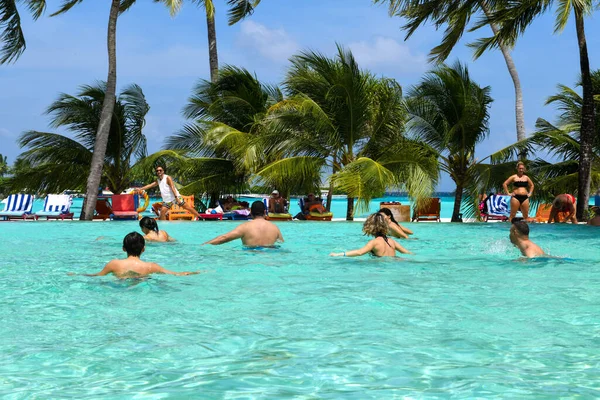 Villa Park Maldivas Diciembre 2023 Personas Que Practican Aeróbic Acuático — Foto de Stock