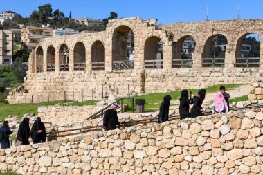 Jerash, Ürdün - 15 Ocak 2024: Ürdün 'deki Jerash harabelerinin önündeki insanlar