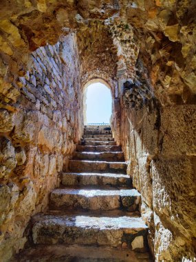 Ürdün 'deki Ajlun kalesinin içi.