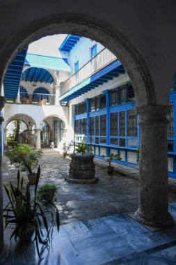 Küba 'da Havana' da bir sömürge evinin iç avlusu.