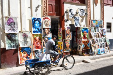 Havana, Küba - 7 Ağustos 2023: Küba 'da Havana caddesinde bisikletli bir adam