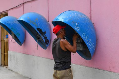 Havana, Küba - 7 Ağustos 2023: Küba 'da Havana' da bir pubblic telefonda adam