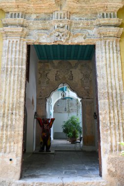 Küba 'da Havana' da bir sömürge evinin iç avlusu.