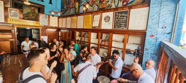 Havana, Küba - 7 Ağustos 2023: Küba 'da Havana' da Bodeguita del medio 'nun barında içen ve dinleyen insanlar