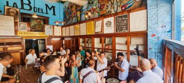 Havana, Küba - 7 Ağustos 2023: Küba 'da Havana' da Bodeguita del medio 'nun barında içen ve dinleyen insanlar