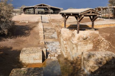Ürdün 'deki İsa Mesih' in Vaftiz Yeri 'ne bakın.