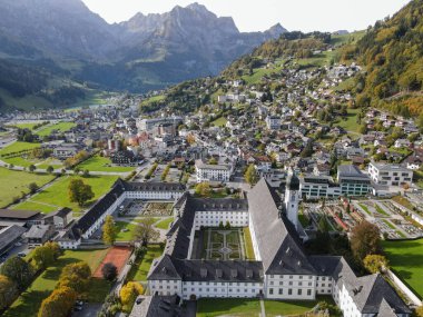 İsviçre Alpleri 'ndeki Engelberg manastırında insansız hava aracı görüntüsü