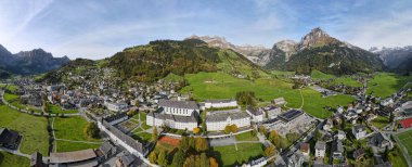 İsviçre Alpleri 'ndeki Engelberg manastırında insansız hava aracı görüntüsü