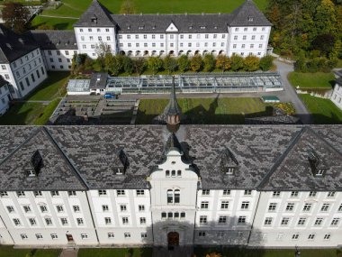 İsviçre Alpleri 'ndeki Engelberg manastırında insansız hava aracı görüntüsü