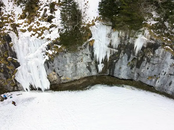 Vue Drone Dans Une Cascade Gelée Engelberg Sur Les Alpes Images De Stock Libres De Droits