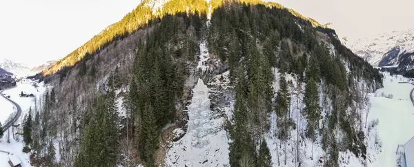 Drone Kilátás Egy Fagyott Vízesés Engelberg Svájci Alpokban Stock Kép