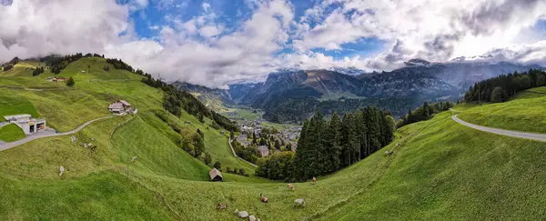 Drónkilátás Engelberg Völgyében Svájci Alpokban Stock Kép