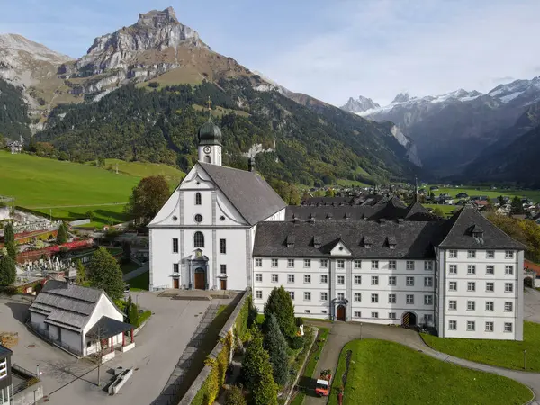 Vue Par Drone Couvent Engelberg Sur Les Alpes Suisses Photos De Stock Libres De Droits