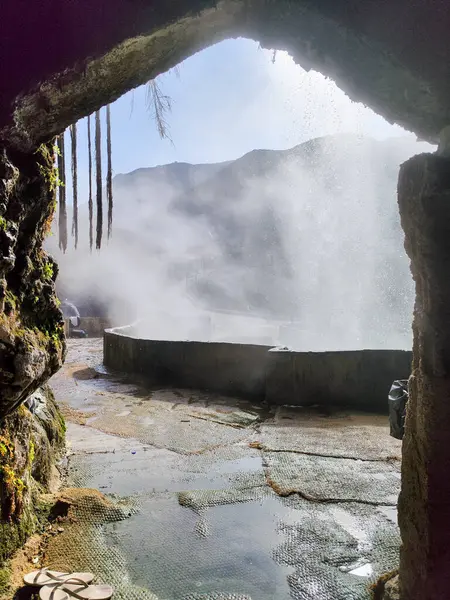 ヨルダンでのマイン熱泉の滝を見る ストック画像