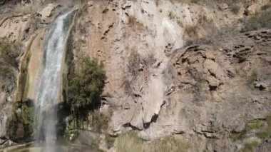 Ürdün 'deki Ma' In termal bahar şelalesinde İHA görüntüsü