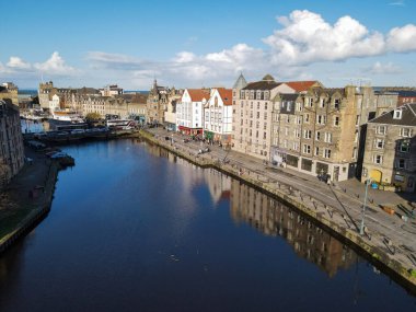 İskoçya 'daki Edinburgh yakınlarındaki Leith' te insansız hava aracı görüntüsü