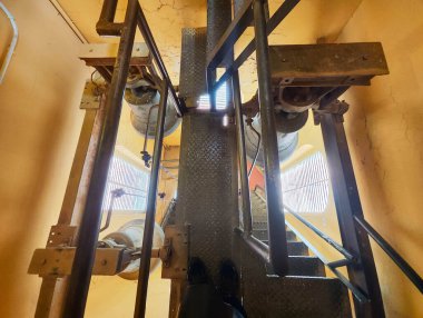 Ürdün 'deki Madaba' daki Aziz John Kilisesi 'nin saat kulesi.