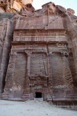 Ürdün 'deki Petra' daki Siq geçidine bakan tapınağa bak.