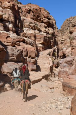 Ürdün 'deki Petra manastırına giden yol.