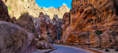 Ürdün 'deki Petra Vadisi' ne bakın.