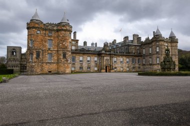 İskoçya 'daki Edinburgh' daki Holyroodhouse Sarayı 'na bakın.
