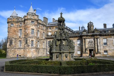 İskoçya 'daki Edinburgh' daki Holyroodhouse Sarayı 'na bakın.