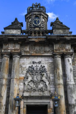 İskoçya 'daki Edinburgh' daki Holyroodhouse Sarayı 'na bakın.