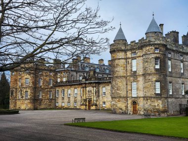 İskoçya 'daki Edinburgh' daki Holyroodhouse Sarayı 'na bakın.