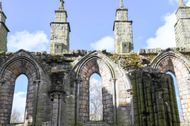 İskoçya 'daki Edinburgh' daki Holyroodhouse Manastırı 'na bakın.