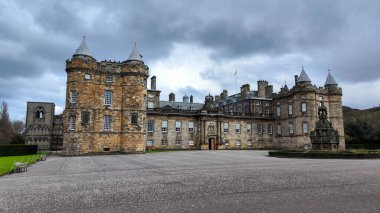 İskoçya 'daki Edinburgh' daki Holyroodhouse Sarayı 'na bakın.