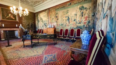 Edinburgh, İskoçya - 30 Mart 2024: İskoçya 'daki Edinburgh Holyroodhouse sarayında iç mekan