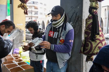 Amman, Jordan - 26 Ocak 2024: Ürdün 'de Amman caddesinde güvercin satıcıları