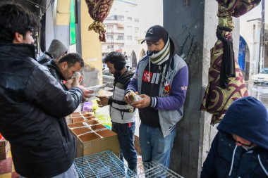 Amman, Jordan - 26 Ocak 2024: Ürdün 'de Amman caddesinde güvercin satıcıları