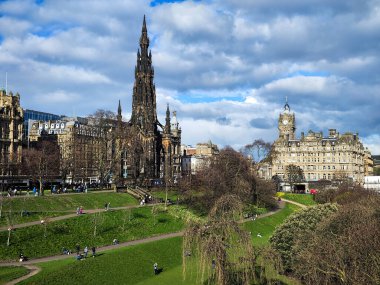 İskoçya 'daki Edinburgh' daki Scott anıtına bakın.