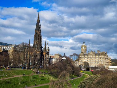 İskoçya 'daki Edinburgh' daki Scott anıtına bakın.